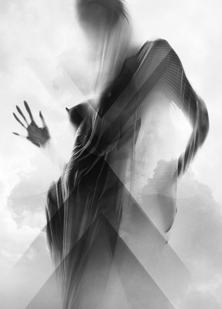 Женщина в душевой за матовым стеклом