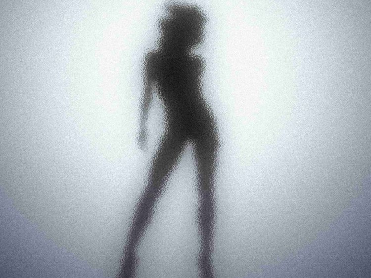 Женский силуэт за стеклом