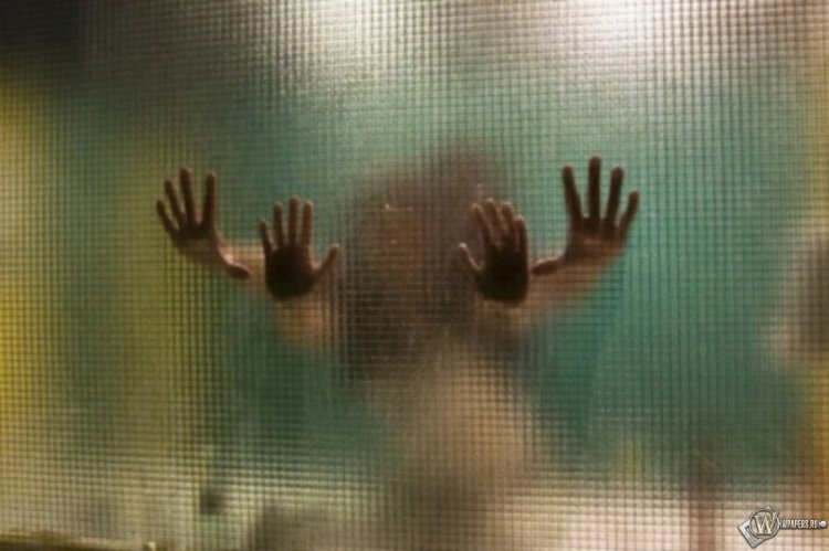 Женский силуэт за стеклом