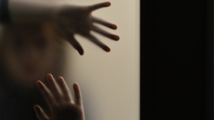 Силуэт человека за стеклом