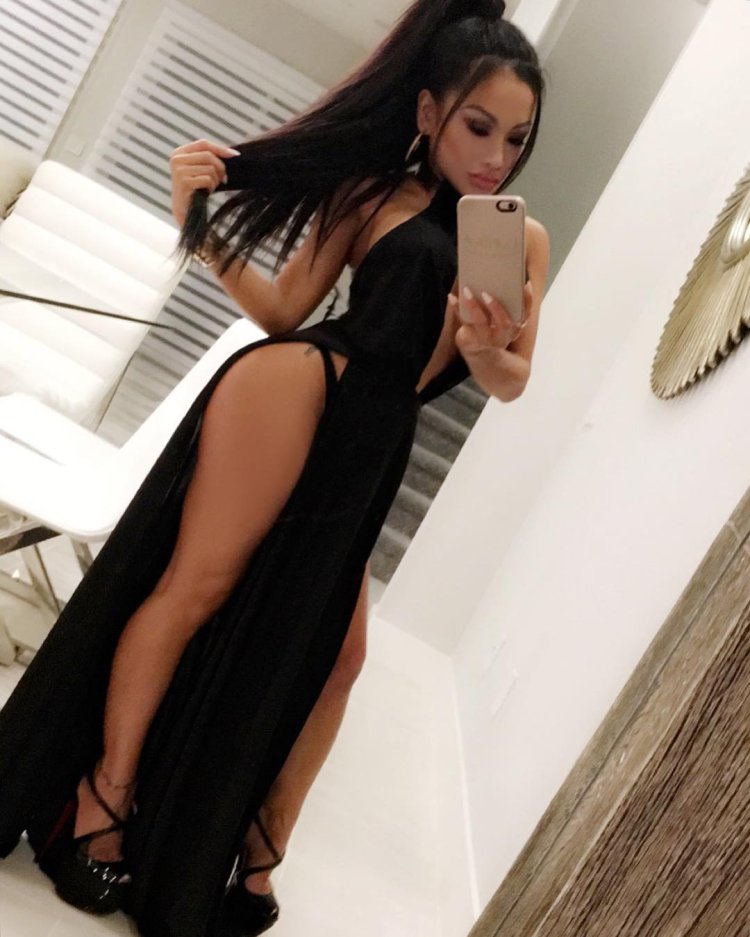 Эротические платья с глубокими разрезами