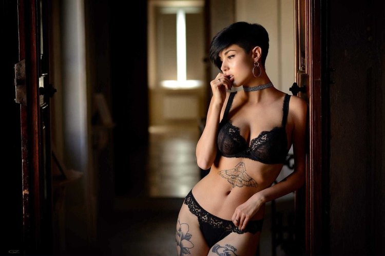 Красивая девушка селфи в майке