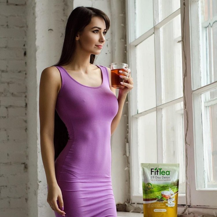 Denise Milani в обтягивающем платье