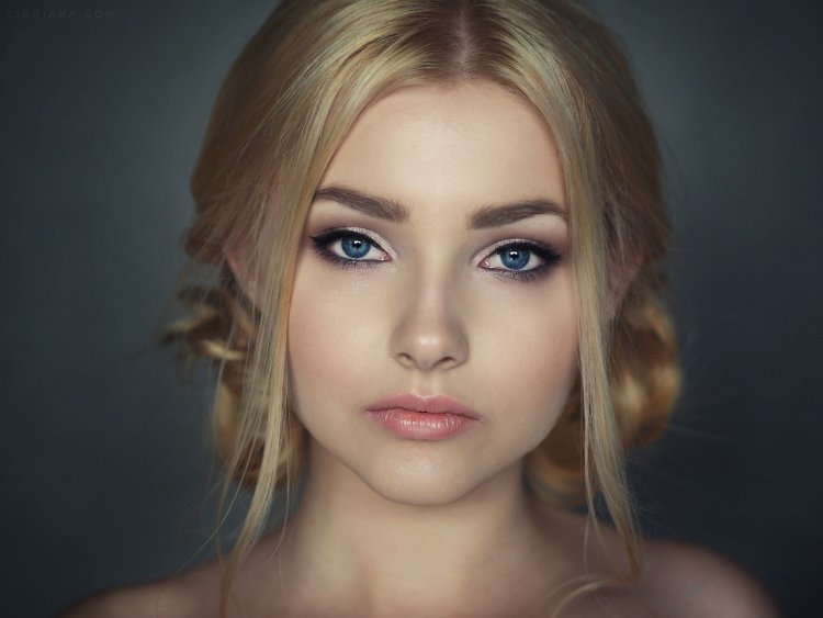 Шатенка с голубыми глазами