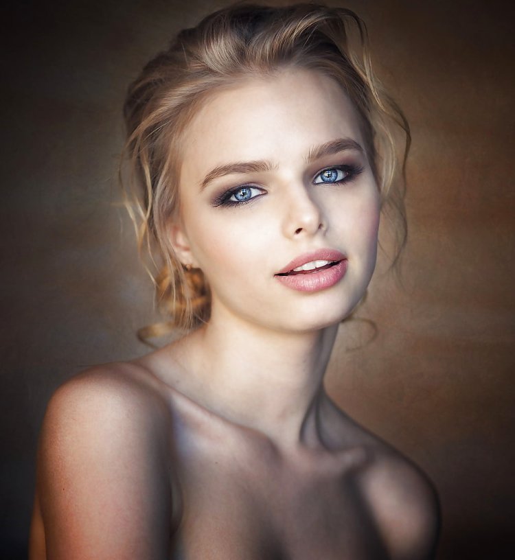 Голубоглазая красавица лицо