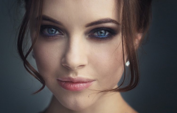 Девушка с серыми глазами