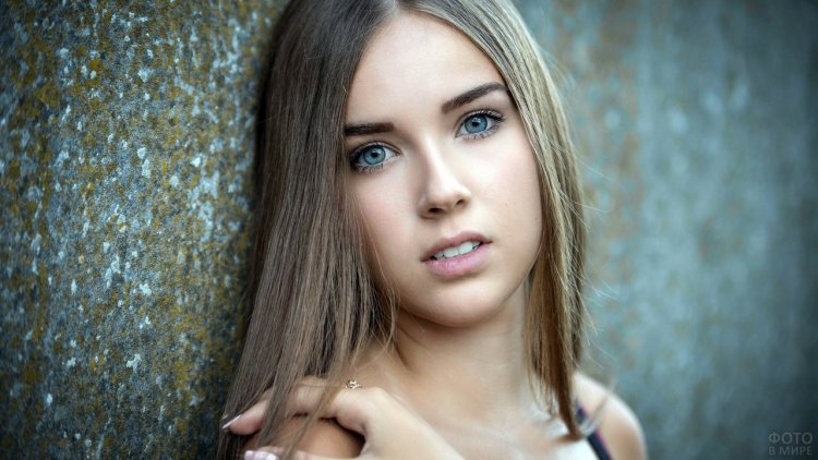 Девушка анфас