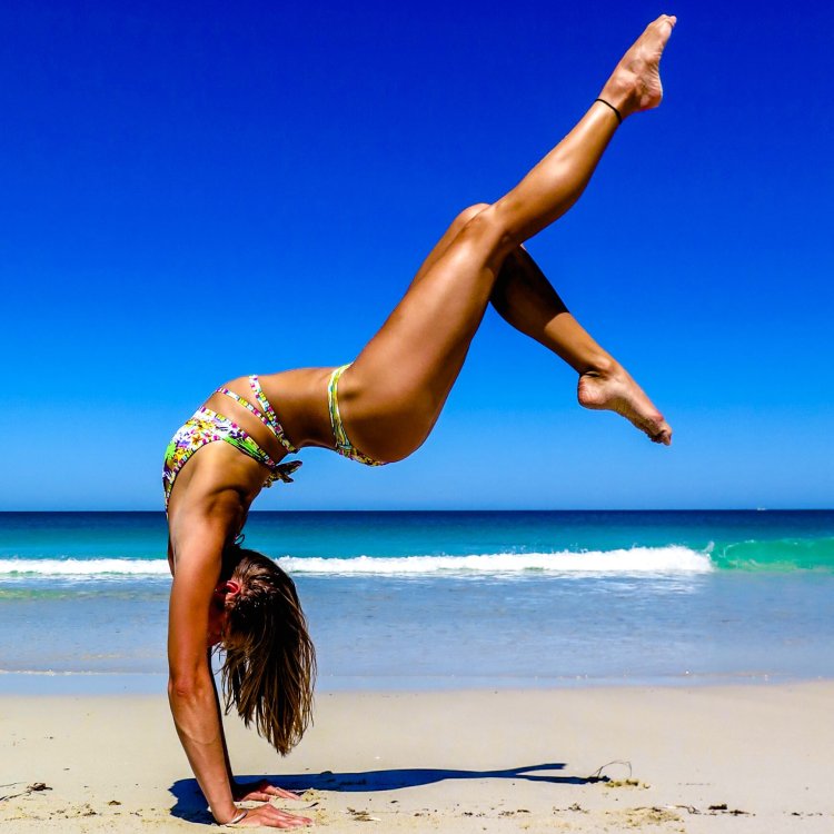 Девушка встала на мостик