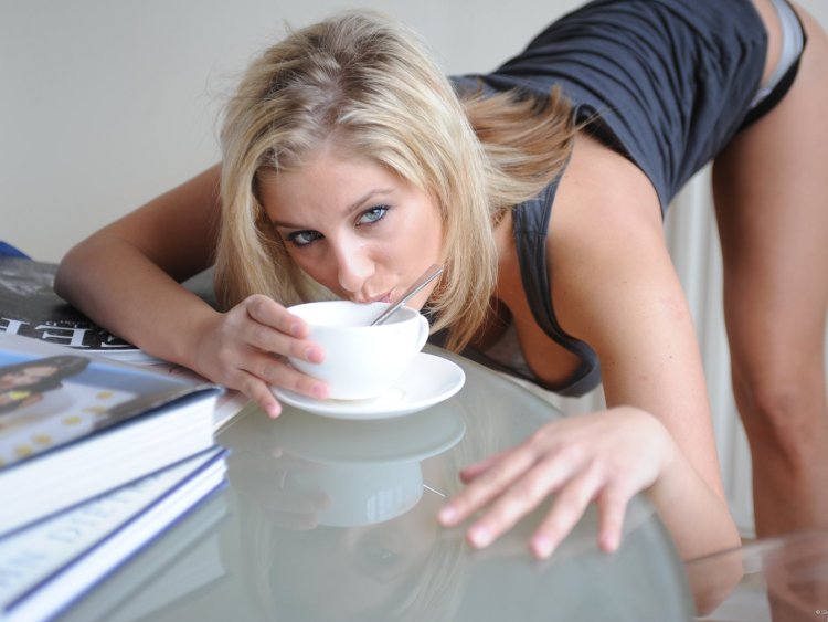 Блондинка пьет кофе