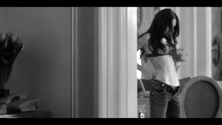 Меган Фокс перед зеркалом