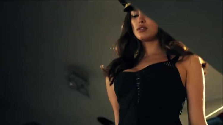 Моника Беллуччи со спины