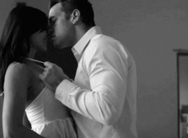 Scarlett Johansson Kiss