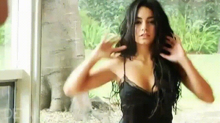 Популярные гифки с девушками