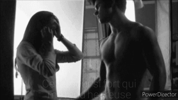 Девушки брюнетки с длинными волосами с боку