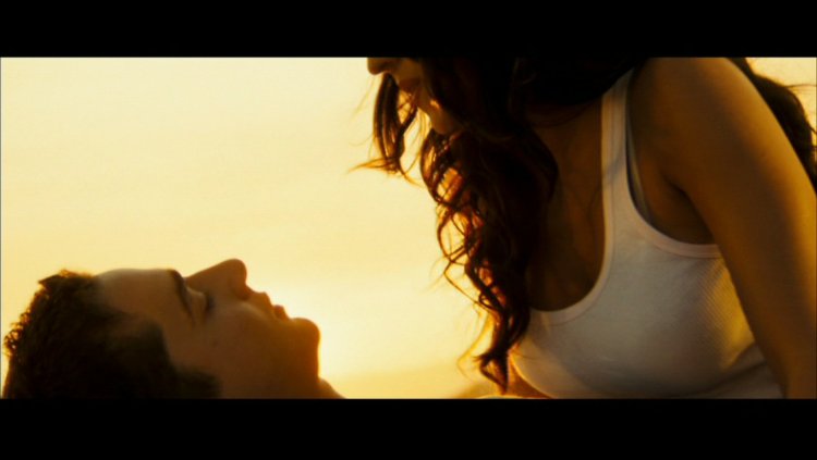 Шикарная женщина с бокалом