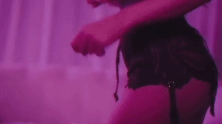 Обнимает в постели