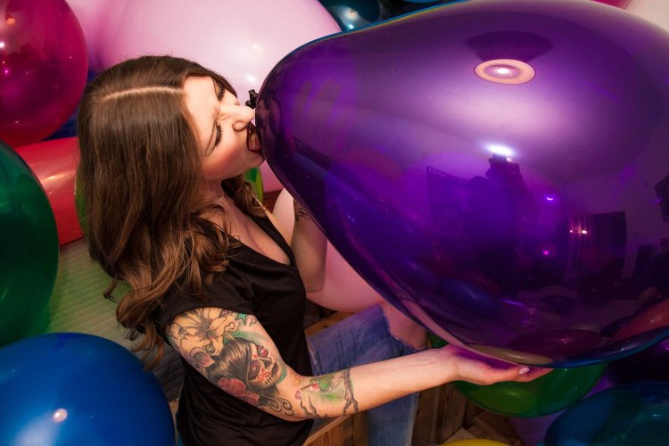 Девушки надувают воздушные шары