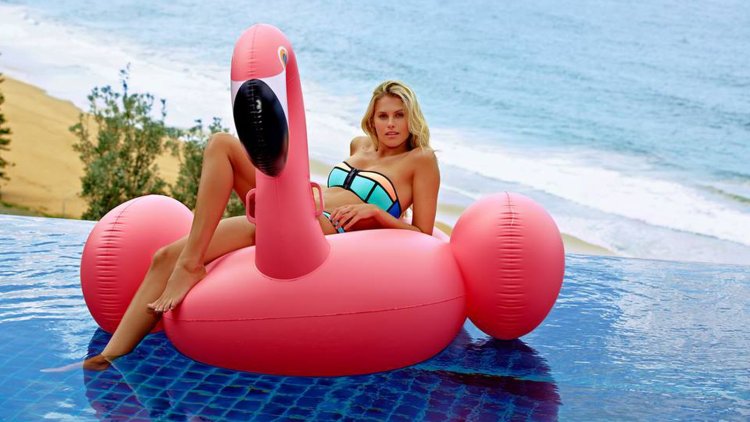 Девушка на надувном Фламинго