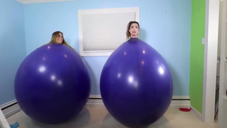 Человек надувает шары