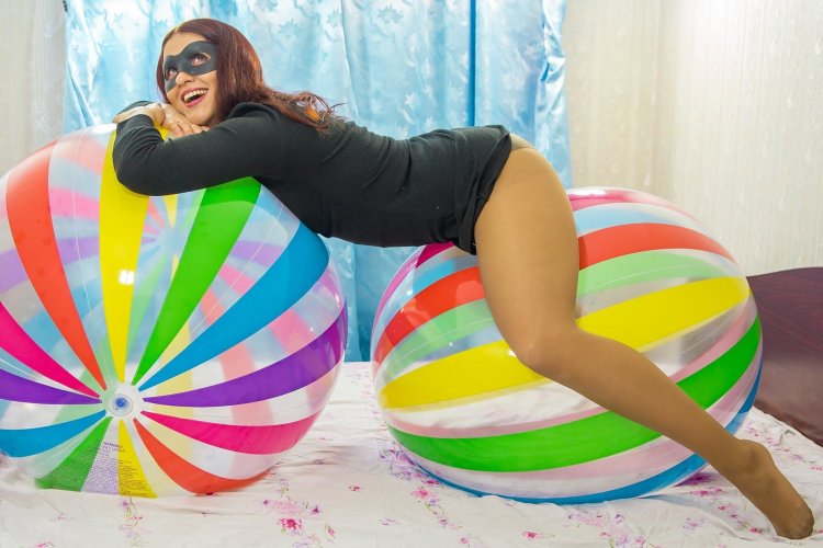 Девушка на надувном мяче