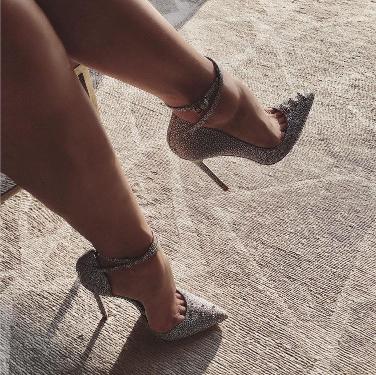 Девушки в колготках и босоножках