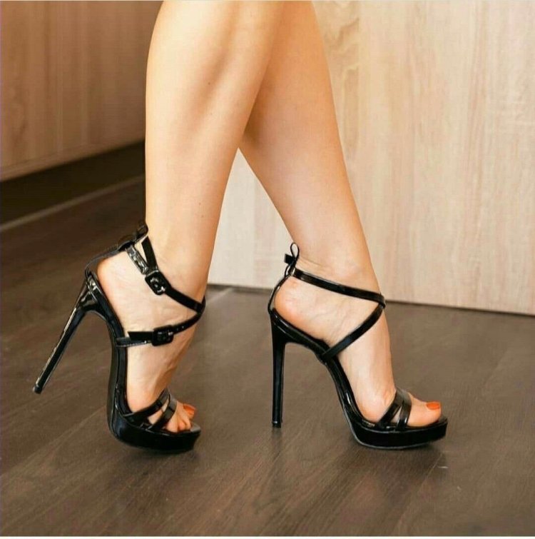 Длинные ножки в босоножках