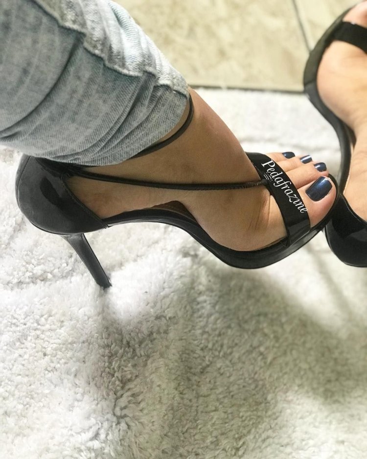 Кончает на женские босоножки