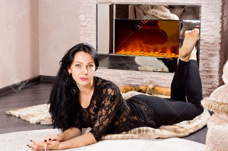 Женщина на диване Босая