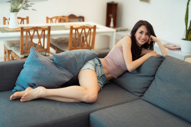 Девушка сидит на диване