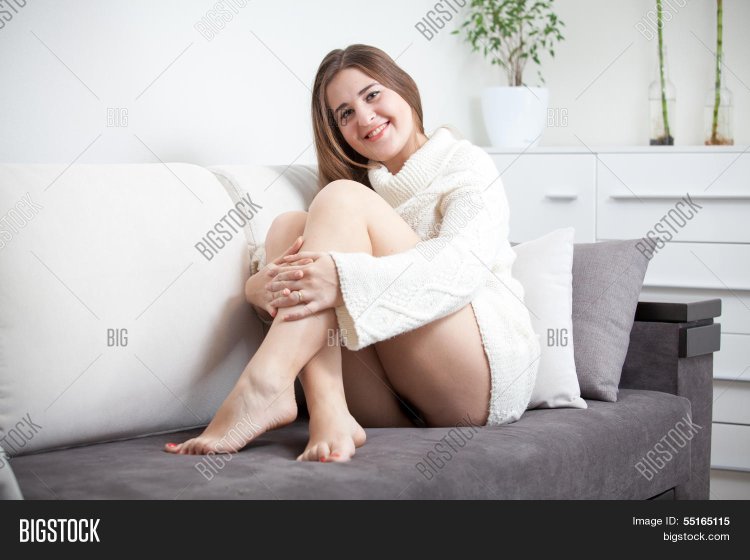 Девушки сидят на диване босиком