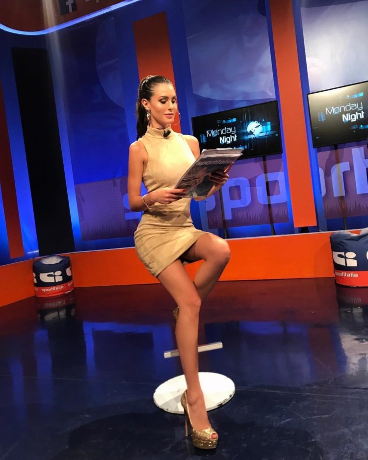 Мария Захарова в миниюбке