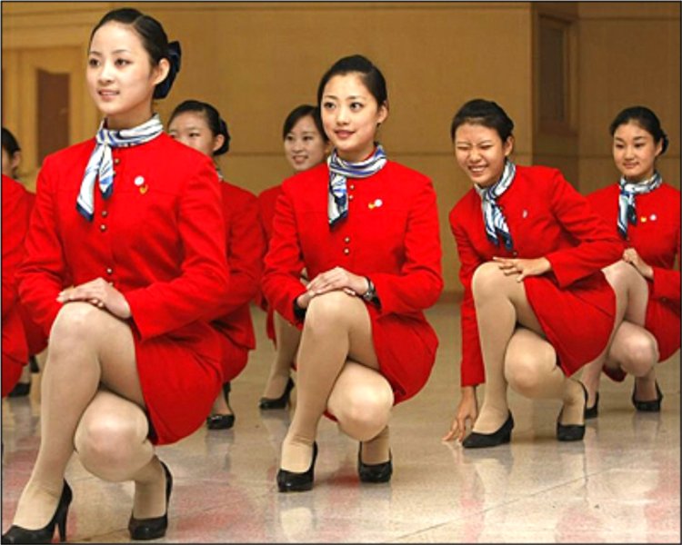 Парад Северной Кореи женщины маршируют