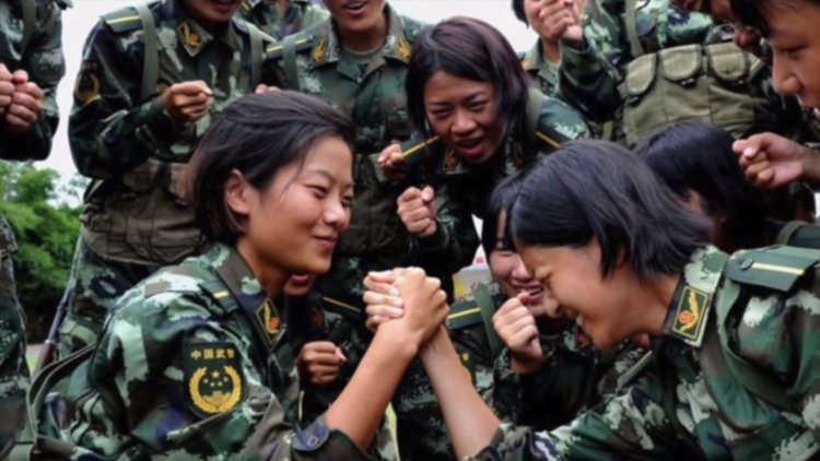 Северная Корея девушки маршируют