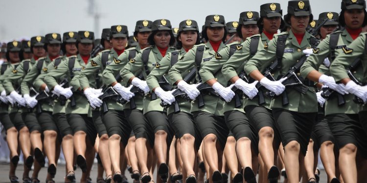 Парад Северной Кореи женщины маршируют