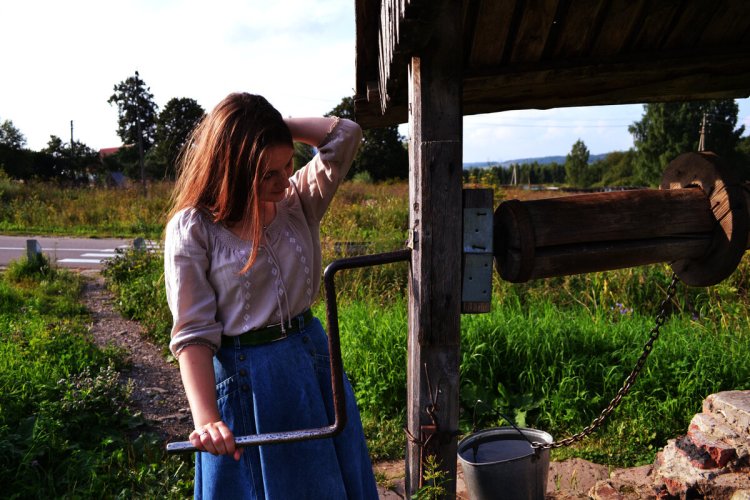 Девушка с ведром