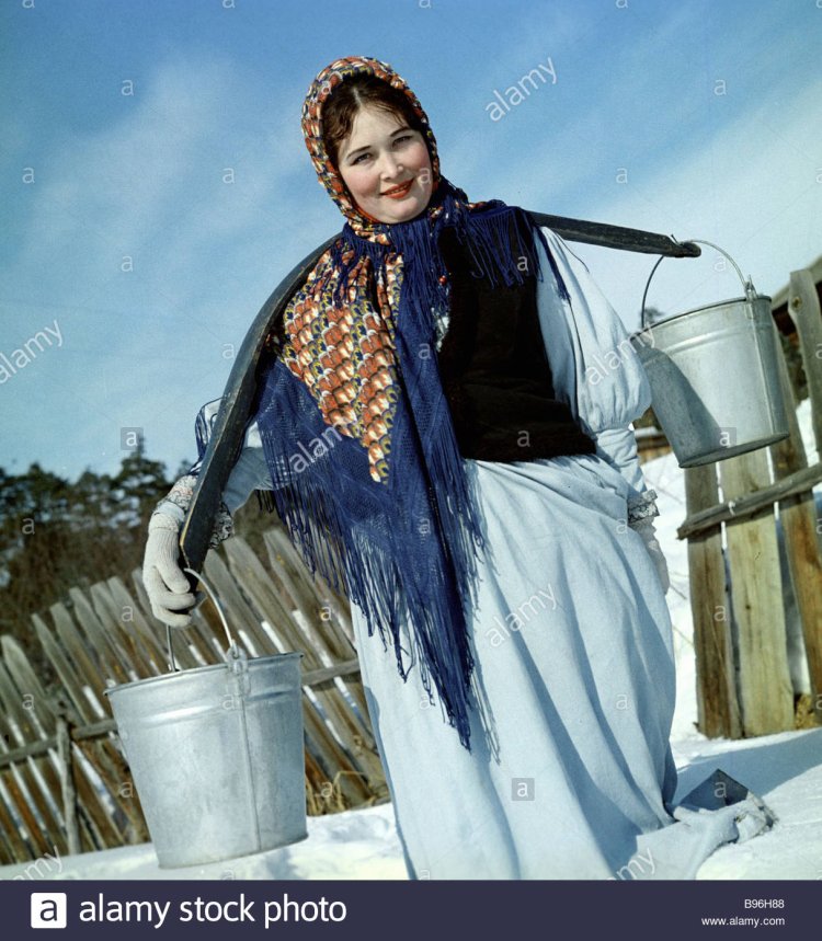 Девушка с коромыслом