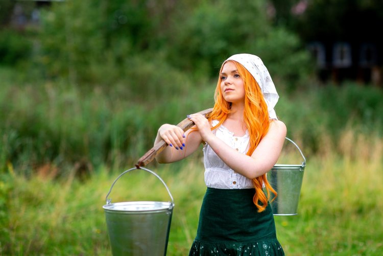 Девушка с коромыслом