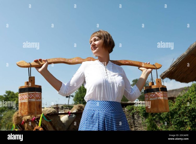 Картина женщина с коромыслом