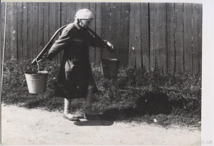 Баба с ведрами зимой