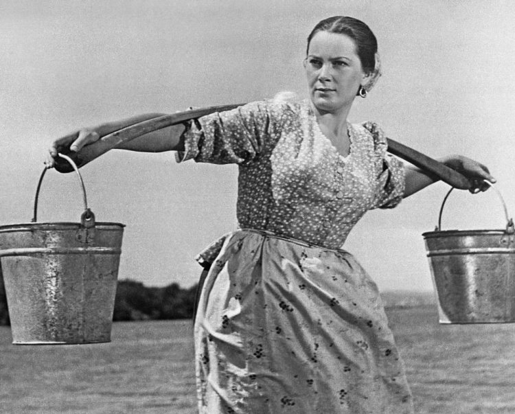 Женщина у колодца в деревне