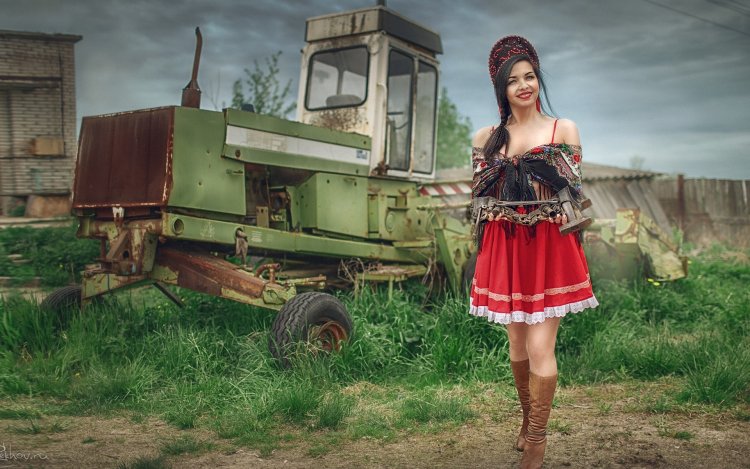 Деревенская баба с ведрами