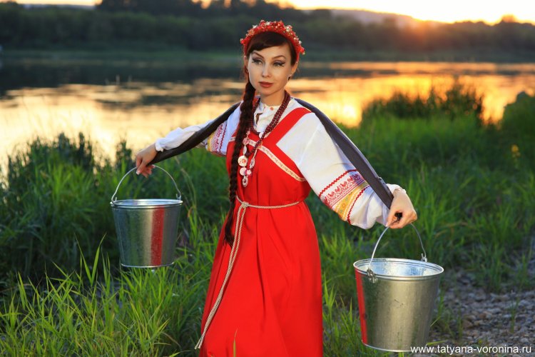 Девушка с молоком