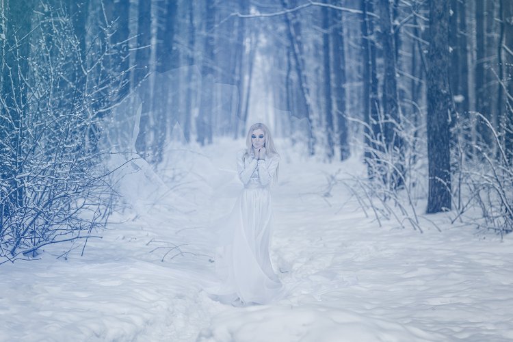 Девушка в белом зимой