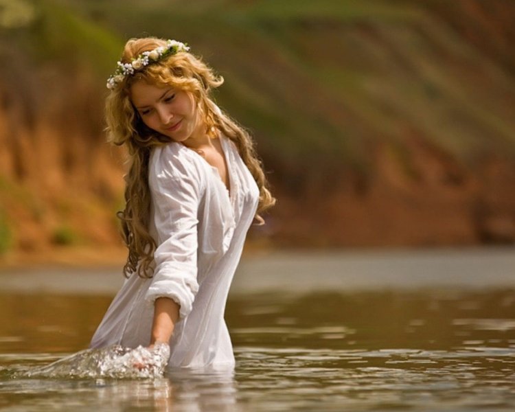 Девушка у реки Славянка