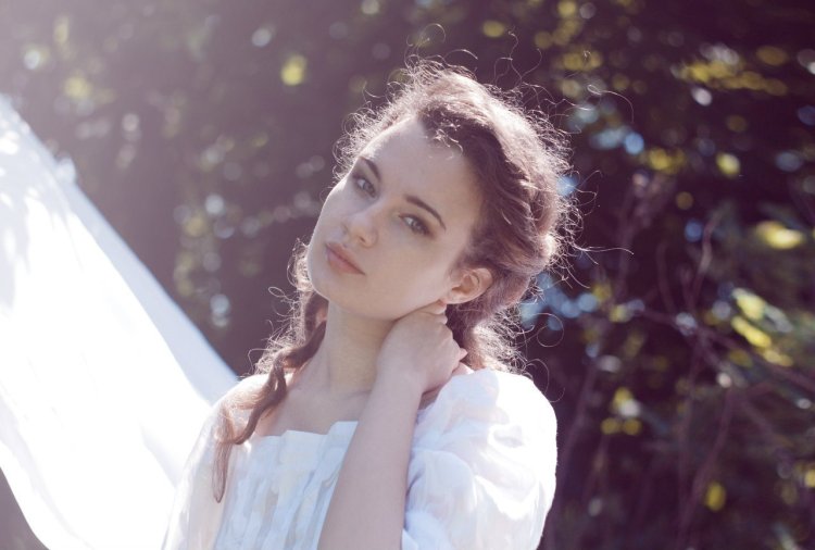 Скромность девушки