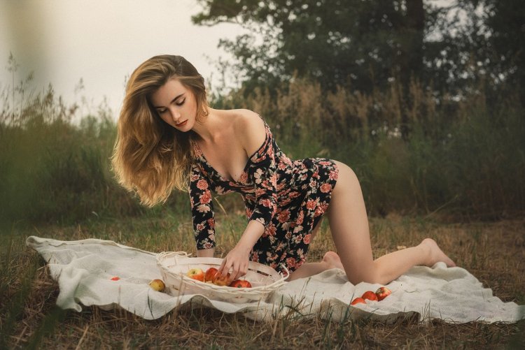 Девушка в легком платье