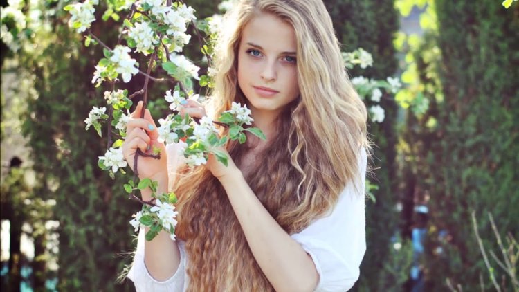 Скромная девушка