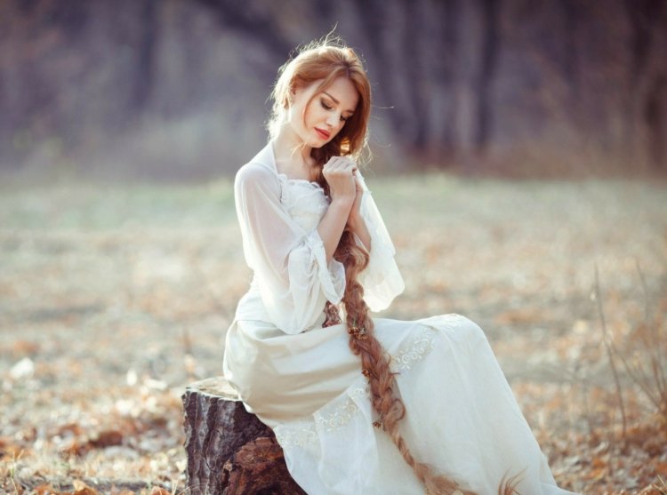 Целомудренная девушка в платье