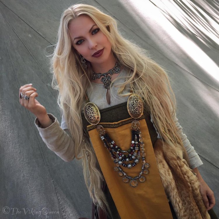 Саша Лусс Sasha Luss