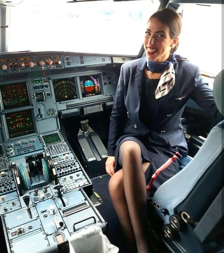 Красивая девушка пилот